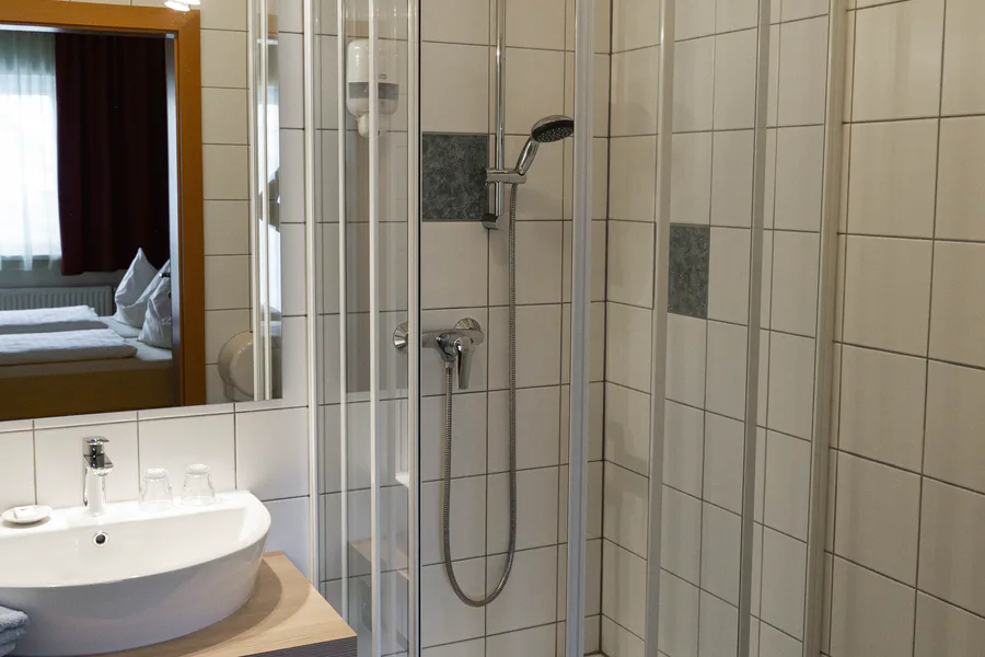 Dusche im Badezimmer