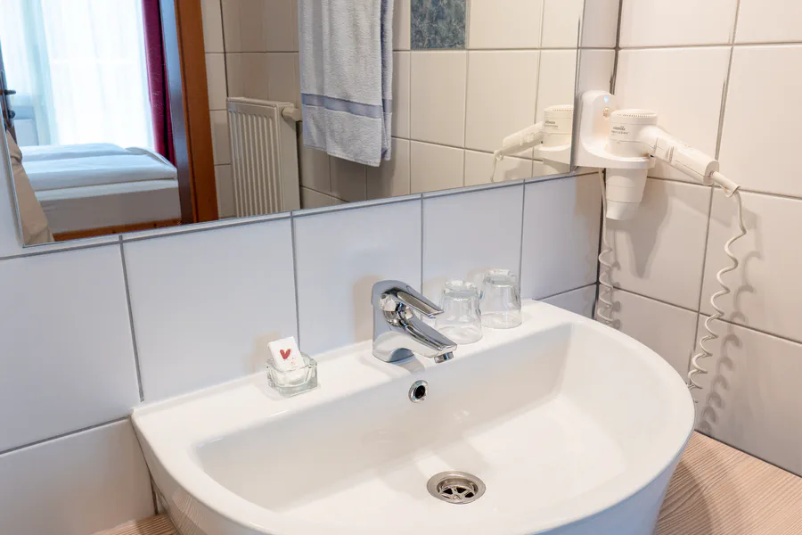 Waschbecken mit frischen Handtüchern