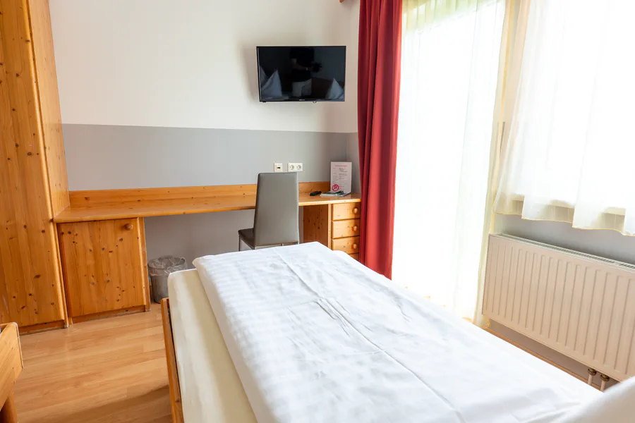 Bett mit Blick auf den Fernseher