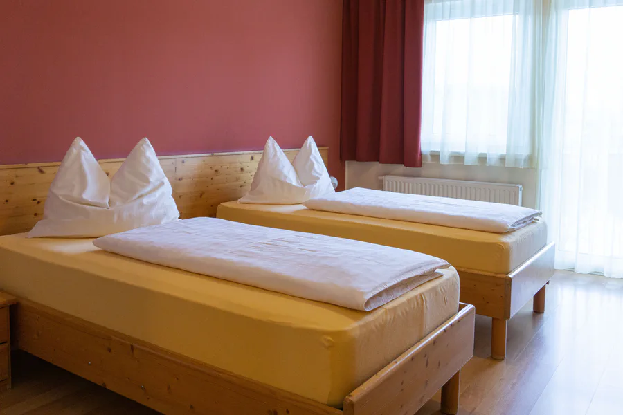 Doppelbett mit Nachttischlampen
