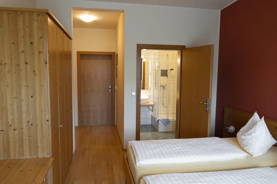 Blick vom Eingang in das Zimmer