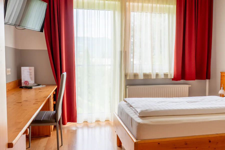 Bett mit weißer Bettwäsche