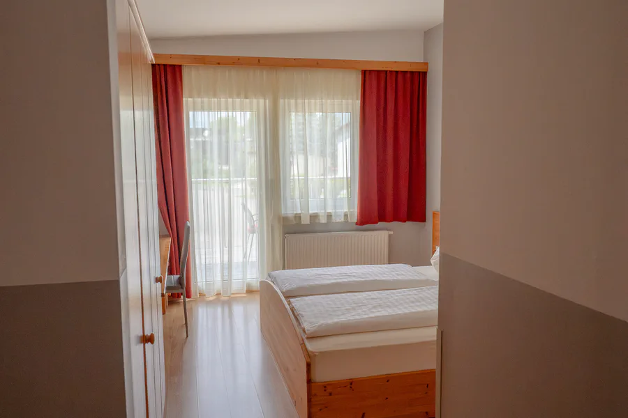 Zimmer mit Bett und Fenster