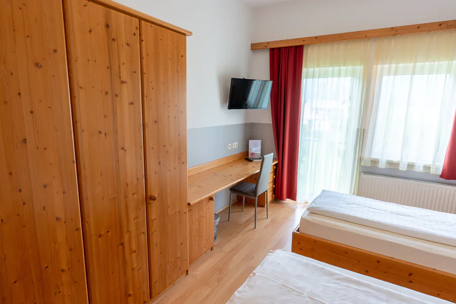 Vollholzschrank und Schreibtisch im Zimmer