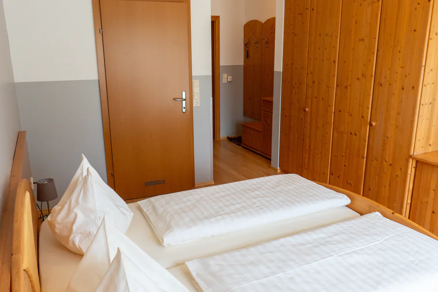 Kleiderschrank aus Vollholz