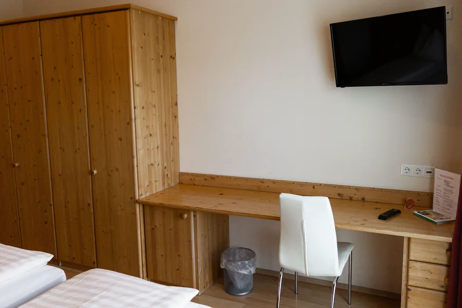 Schreibtisch mit Stuhl und Fernseher