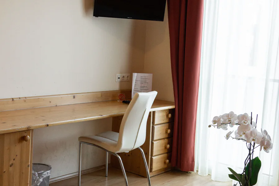 Zimmer mit Fernseher und Schreibtisch