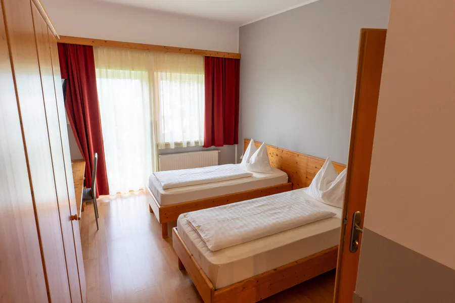 Zimmer mit zwei getrennten Betten